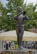 Statue of the Pied Piper of Hamelin on the Pied Piper Fountain in the city centre, Osterstrasse.