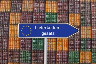 Symbolic image Supply Chain Act: Directional arrow with the inscription LIEFERKETTENGESETZ in front