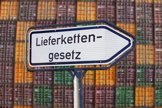 Symbolic image Supply Chain Act: Directional arrow with the inscription LIEFERKETTENGESETZ in front