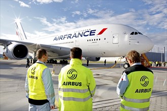 Hamburg, 30 October 2009, Airbus employees look at the first A 380 Airbus completed for Air France,