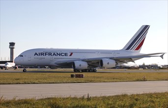 Hamburg, 30 October 2009, The first A 380 Airbus delivered to Air France takes off from the Airbus