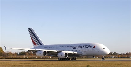 Hamburg, 30 October 2009, The first A 380 Airbus delivered to Air France takes off from the Airbus