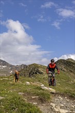 Mountain biker with traildog, man with Vizsla dog on a bike trail, Pischa, Flüela Pass, Grisons,