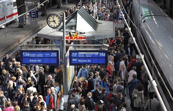 Hamburg, 19.06.2009, Crowded platform at Hamburg central station, ICE train, Hamburg, Germany,