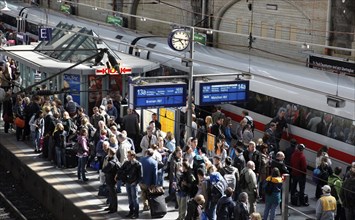 Hamburg, 19.06.2009, Crowded platform at Hamburg central station, ICE train, Hamburg, Germany,