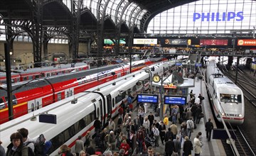 Hamburg, 19.06.2009, Crowded platform at Hamburg central station, ICE train, Hamburg, Germany,