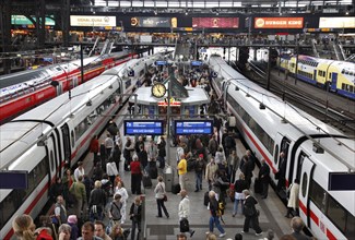 Hamburg, 19.06.2009, Crowded platform at Hamburg central station, ICE train, Hamburg, Germany,