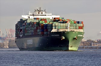 Hamburg, 18.10.2009, The Evergreen shipping company's container ship Ever Conquest in the Port of