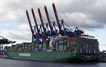 Hamburg, 18.10.2009, The Evergreen shipping company's container ship Ever Conquest in the Port of