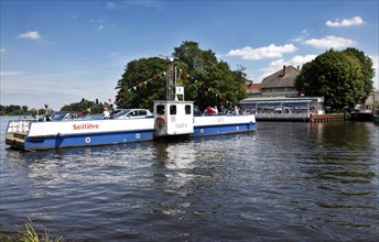 Caputh, 14.06.2009, Pedestrians, cyclists and motorists cross the Havel between Caputh and Geltow,