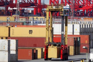 Bremerhaven, 29.09.2010, Van Carrier transports containers at the Eurogate container terminal,