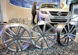 Berlin, 23/02/2010, Customers look at a VW Tiguan, Berlin, Germany, Europe