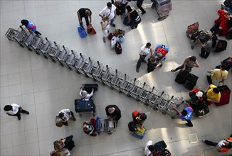 Bangkok, Thailand, 13.01.2010, Bangkok International Airport, Airport staff bringing luggage