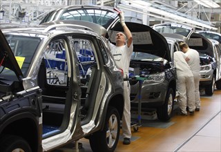 Wolfsburg, 08.03.2010, VW workers, production of the Volkswagen Tiguan, Wolfsburg, Germany, Europe