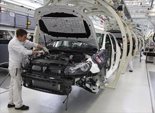 Wolfsburg, 08.03.2010, VW workers, production of the Volkswagen Golf VI, Wolfsburg, Germany, Europe