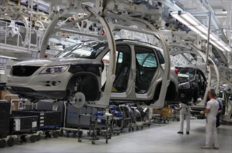 Wolfsburg, 08.03.2010, VW workers, production of the Volkswagen Tiguan, Wolfsburg, Germany, Europe