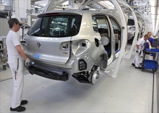 Wolfsburg, 08.03.2010, VW workers, production of the Volkswagen Tiguan, Wolfsburg, Germany, Europe