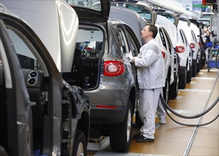 Wolfsburg, 08.03.2010, VW workers, production of the Volkswagen Tiguan, Wolfsburg, Germany, Europe