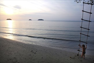 Cho Chang, Thailand, 07.01.2010, Sunset at the beach, Cho Chang Island, Child on a rope ladder, Cho