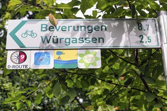 Direction signs to Beverungen, Würgassen, distance, symbol, various long-distance cycle routes,