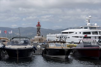 The lighthouse of Saint Tropez, in front of it motorboats, Saint Tropez, Provence-Alpes-Côte