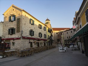 Alley in the old town centre, church tower in the background, parish church of the Holy Cross,