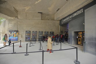 Entrance with people to the Carrières des Lumières, light show, multimedia, picture show, light