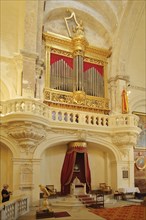 Baroque organ and gallery, Cathédrale Notre-Dame des Doms built 17th century, interior view, Place