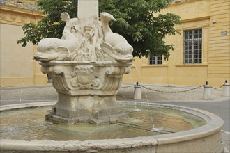 Fontaine des Quatre Dauphins with four white dolphin figures, dolphin fountain, sculptures, fish