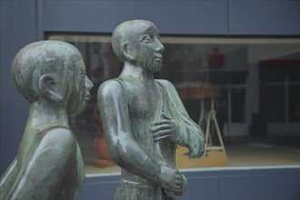 Tanner Fountain by Kurt Passon 1989, two sculptures, faces, bronze, detail, Rodergasse, Idstein,