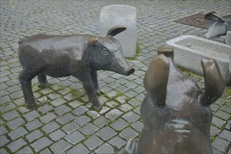 Sculptures at the piggy fountain with pig figures, bronze, detail, blur, Wätteplatz, Günzburg,