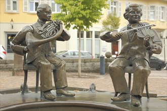 Musicians' fountain with horn player and violinist by Bonifatius Stirnberg 1989, sculpture, bronze,