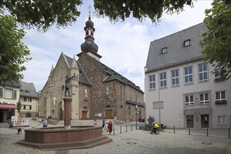 Market square with St James' Church and town hall, Rüdesheim, Rheingau, Taunus, Hesse, Germany,