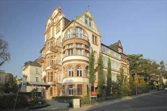 Obermayr Business School, former Hotel Nizza, villa, educational institution, historicism,