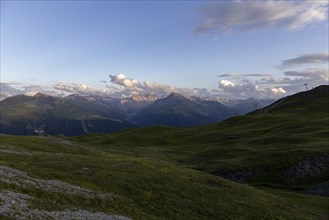 Evening mood on the Strela Pass, view of the Sertig Valley with Piz Ducan and Sattelhorn, Davos,