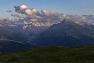 Evening mood on the Strela Pass, view of the Sertig Valley with Piz Ducan and Sattelhorn, Davos,