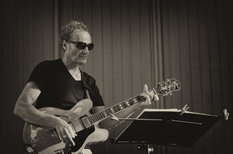 Guitarist Niels Ruthardt of the jazz band LoT Late on Tuesday, sunglasses, black and white,