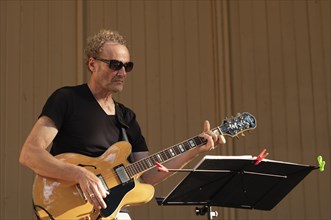 Guitarist Niels Ruthardt of the jazz band LoT Late on Tuesday, sunglasses, Stuttgart,