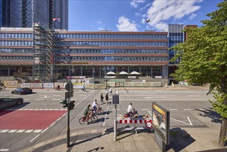 Columbus House with pedestrian crossing over the street Am Sandtorkai, Speicherstadt, Free and