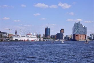 Norderelbe with museum ship Cap San Diego, high-rise Columbus Haus, Kehrwiederspitze with Hanseatic