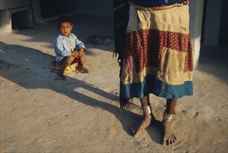 Grandmother and grandson belonging to the Rana Tharu tribe (Teraï region, Nepal)