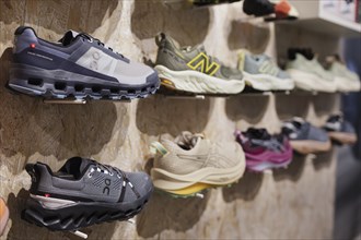 Advice and sale of sporting goods, here running shoes, in retail, Bonn, 31.07.2024. Specialist