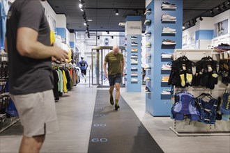 Advice and sale of sporting goods, here running shoes, in retail, Bonn, 31.07.2024. Specialist