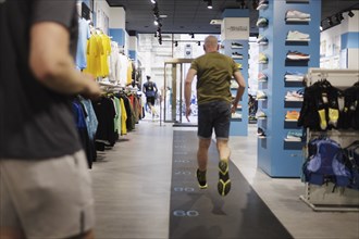 Advice and sale of sporting goods, here running shoes, in retail, Bonn, 31.07.2024. Specialist