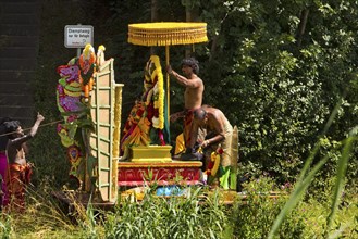 Hindus with the mobile pedestal of the goddess Kamadchi at the motorway bridge of the A 2 at the