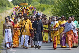 Small procession with the main priest Siva Sri Arumugam Paskarakurukkal to the Datteln-Hamm canal,