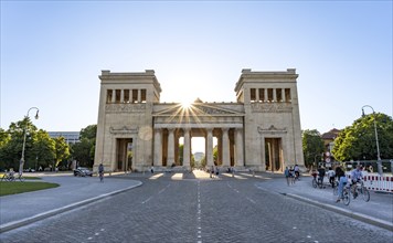 Propylaea with sun star against the light, city gate at Königsplatz, Kunstareal Munich, Munich,