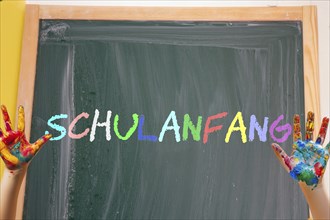 Symbolic image of the start of school: A blackboard reads SCHULANFANG (Composing)