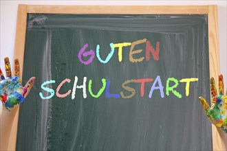 Symbolic image of the start of school: A blackboard reads GUTEN SCHULSTART (Composing)