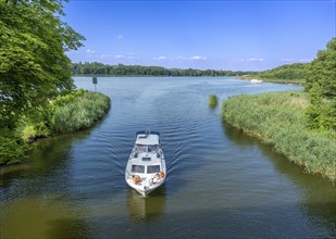 Motorboat on the Havel between Baalensee and Schwedtsee (rear), Fürstenberg/Havel, Brandenburg,